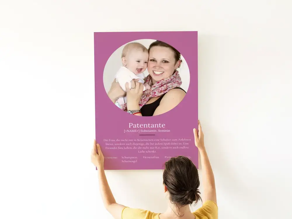 Violettes Definitionsposter für die Patentante mit rundem Foto, rahmenlos an einer weißen Wand präsentiert