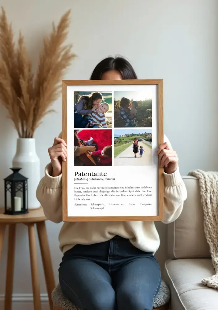 Definitionsposter für die Patentante mit vier Fotos im Holzrahmen, vor einem Sofa neben Pampasgras präsentiert