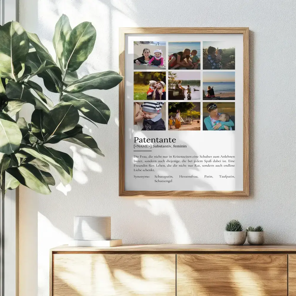 Definitionsposter für die Patentante mit neun Fotos im Naturholzrahmen über einer Kommode neben großer Pflanze