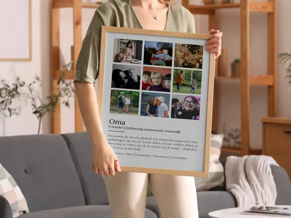 Persoonlijk cadeau voor oma: definitieposter met negen foto's in een lichte houten lijst, bij de bank
