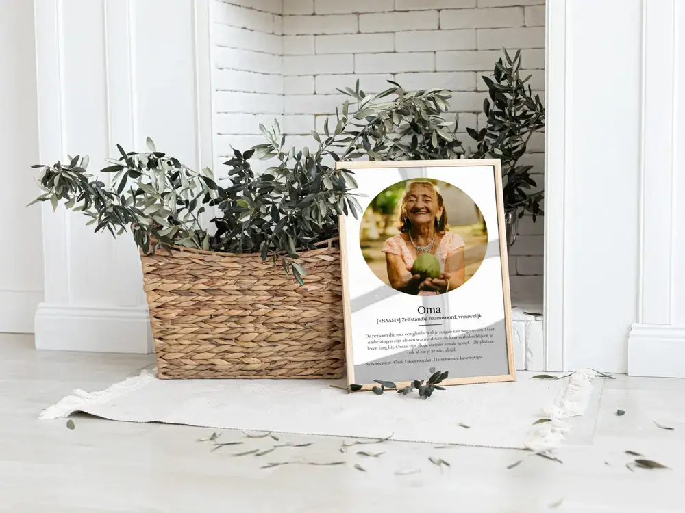 Fotoposter met definitie en ovaal portret als lief cadeau voor oma, in een houten lijst naast een rieten plantenmand