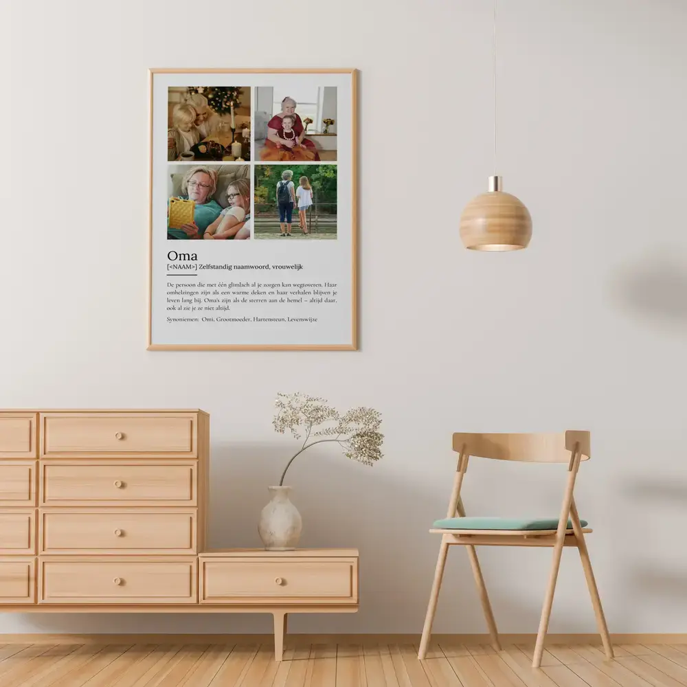 Ingelijste definitieposter met vier foto's als persoonlijk geschenk voor oma, aan de muur boven een houten kast