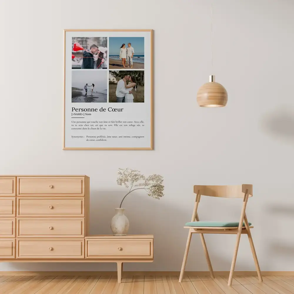 Affiche personnalisable avec définition et quatre photos de couple, encadrée en bois clair au mur du salon