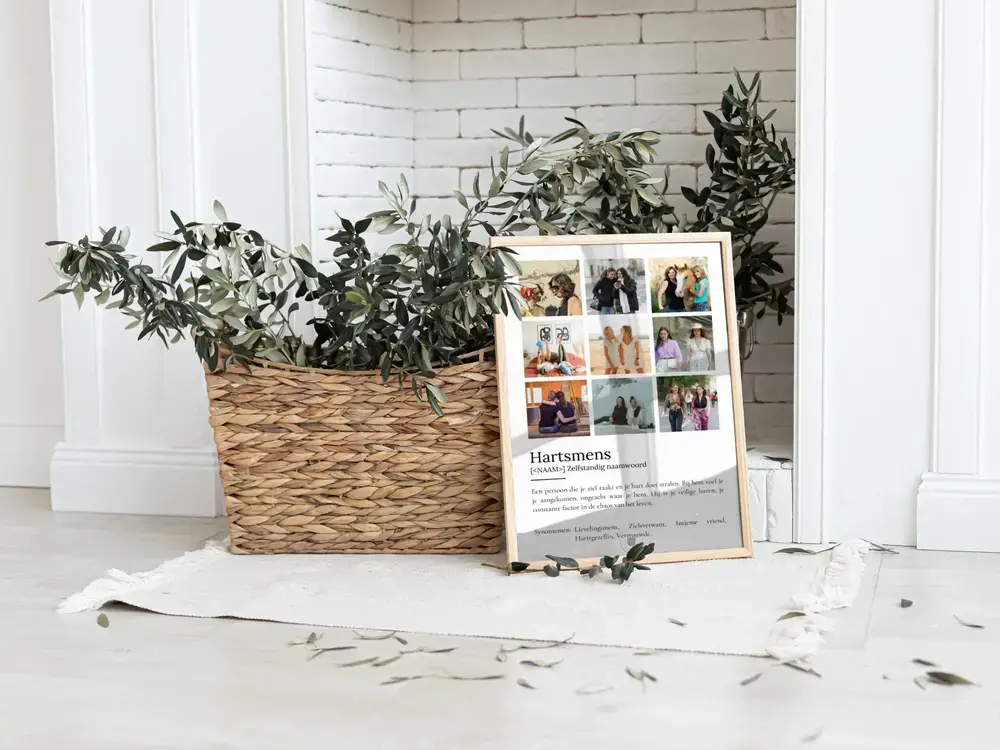 Definitieposter met negen vriendinnenfoto's in houten lijst, op de vloer naast een mand met groene takken
