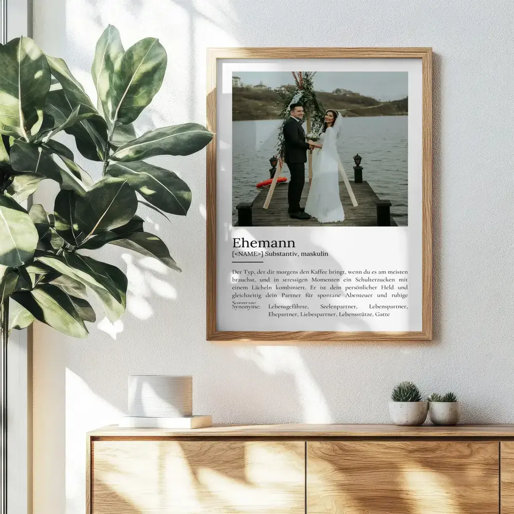 Definitionsposter mit Hochzeitsfoto im Holzrahmen über einer Kommode, Geschenk zum Hochzeitstag für den Ehemann