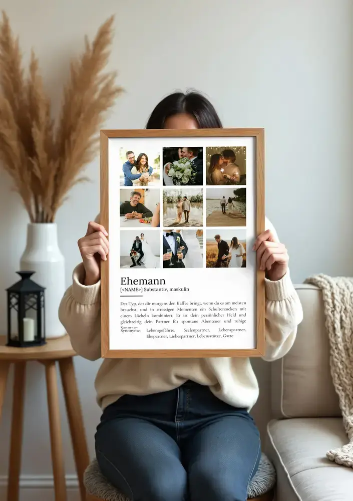 Definitionsposter mit neun Paarfotos im Holzrahmen vor einem Sofa, als persönliches Geschenk zum Jahrestag