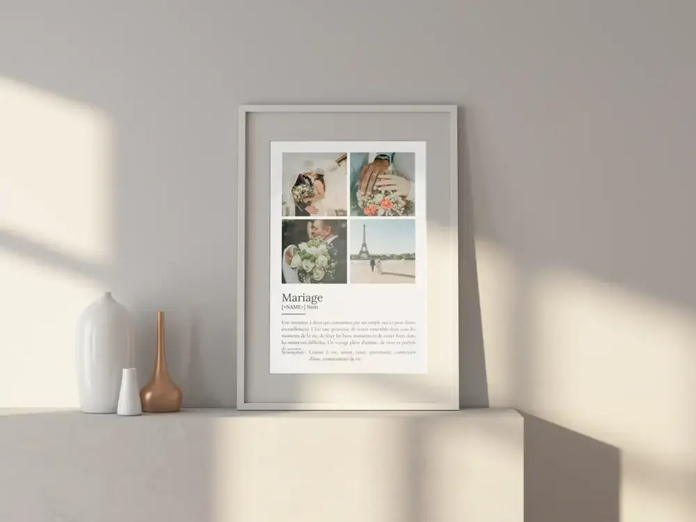 Affiche définition du mariage avec quatre photos de noces, dans un cadre blanc posé sur un buffet clair