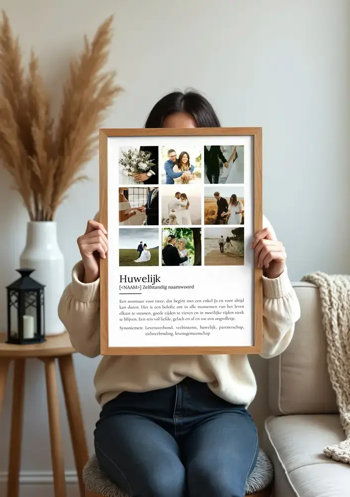 Definitieposter over het huwelijk met negen trouwfoto’s in houten lijst, bij een bank en een vaas met pampasgras