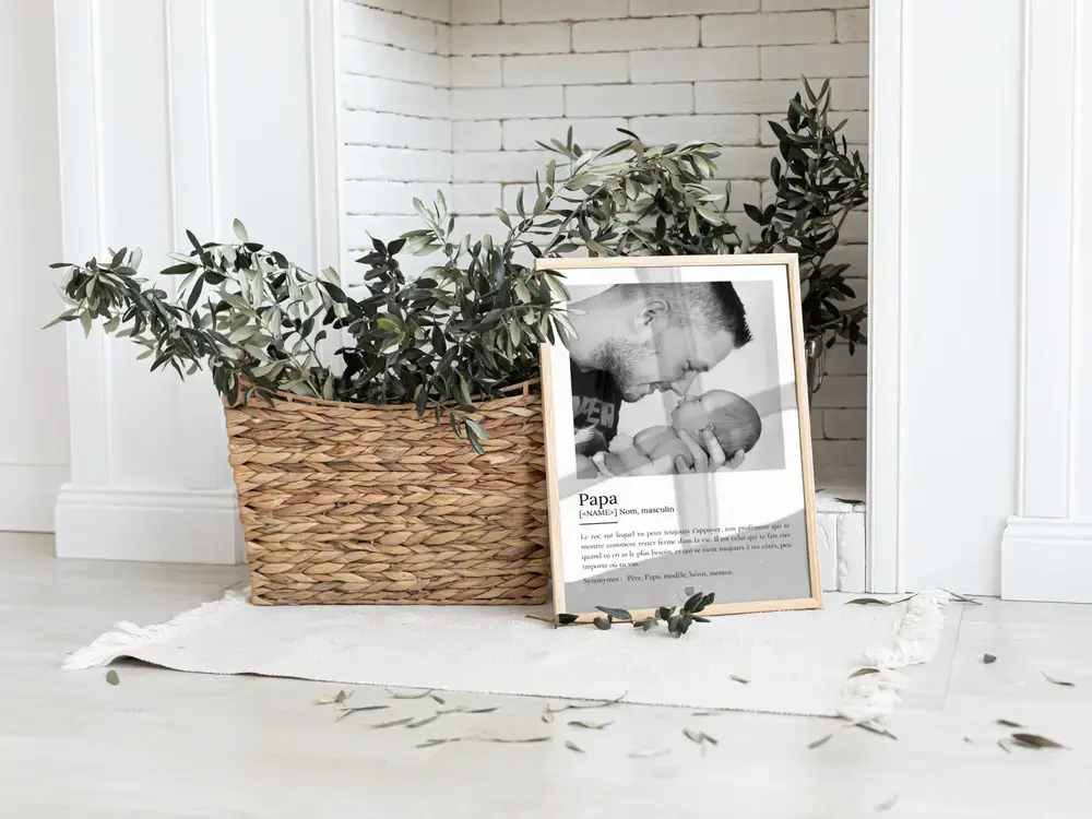 Affiche définition avec photo noir et blanc, posée au sol près d’un panier tressé, cadeau personnalisé pour papa.