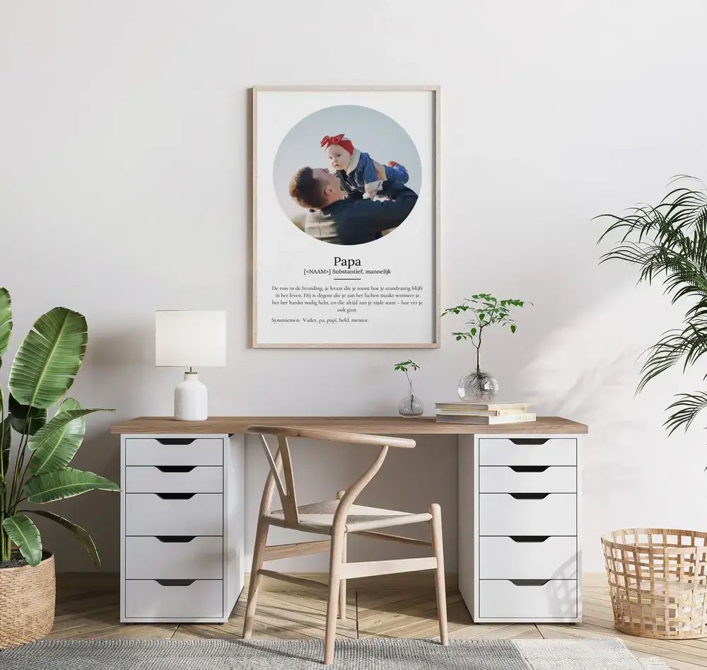 Definitieposter voor papa met ronde foto in een lichte houten lijst, aan de muur boven een bureau