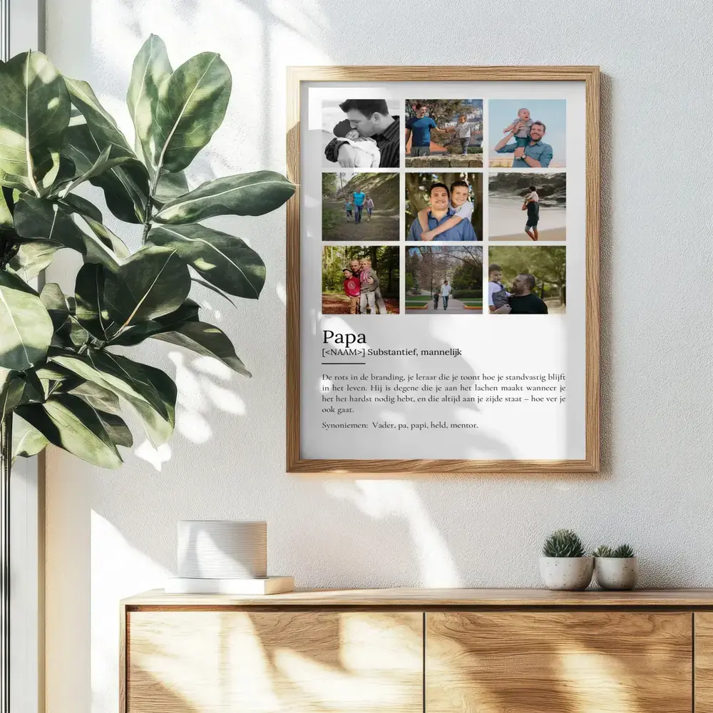 Definitieposter voor papa met negen foto's in een houten lijst, boven een dressoir naast een grote kamerplant