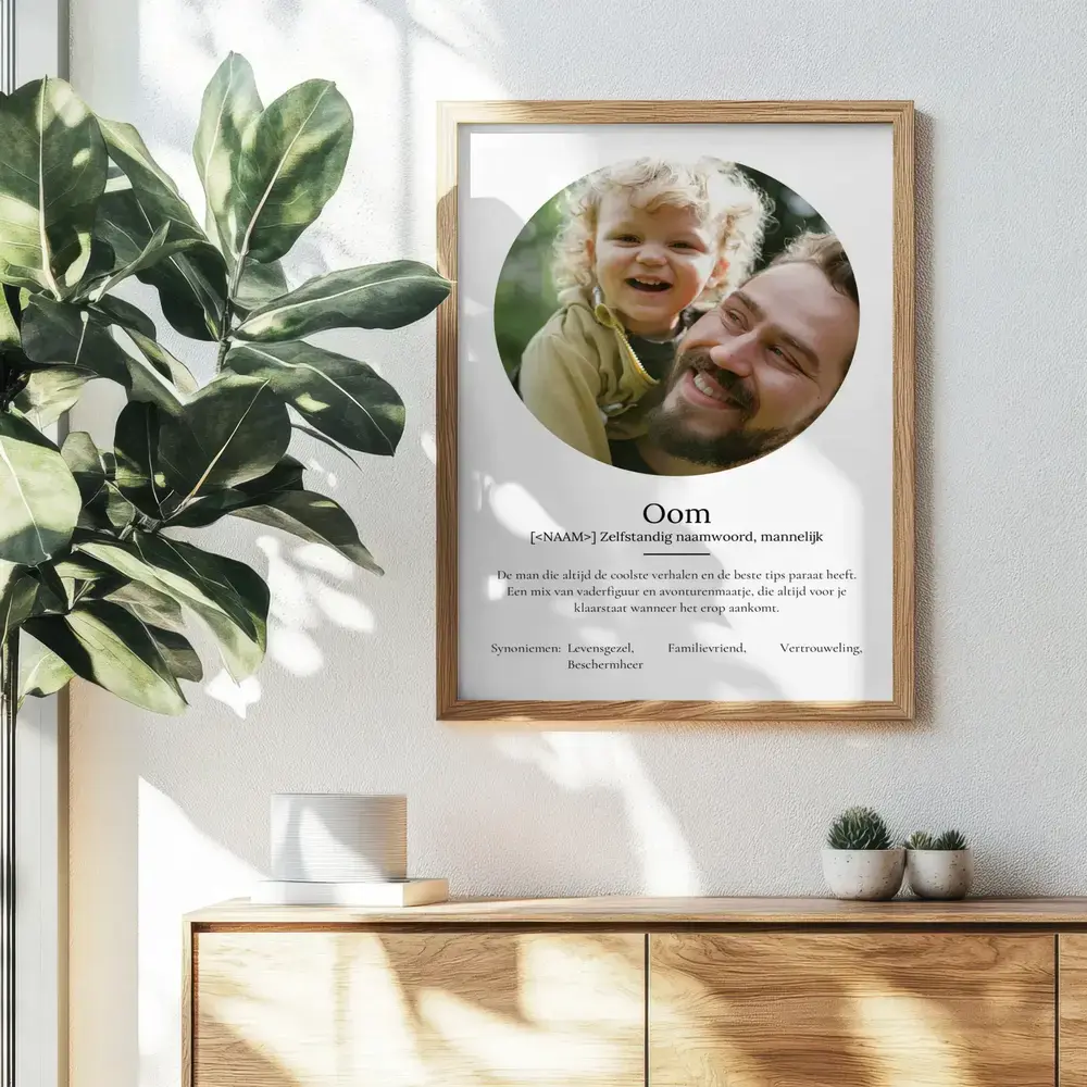 Poster met definitie van een oom en ronde foto, in een houten lijst aan de muur boven een dressoir