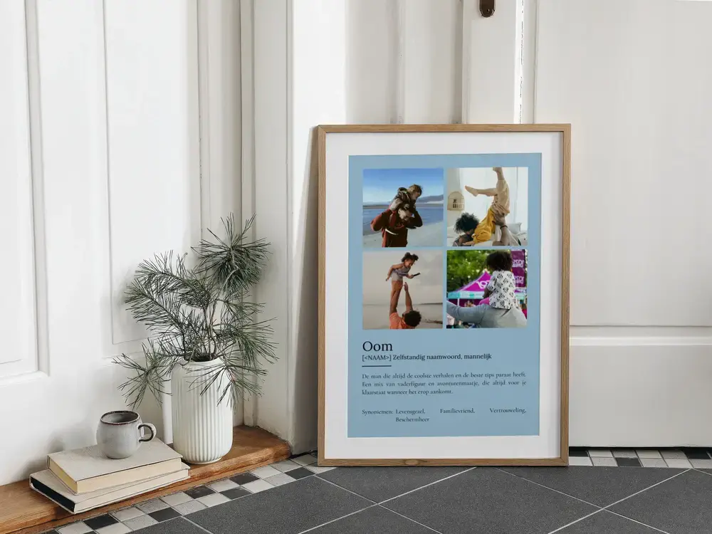 Lichtblauwe definitieposter voor een oom met vier foto's, in een houten lijst op de vloer naast een vaas