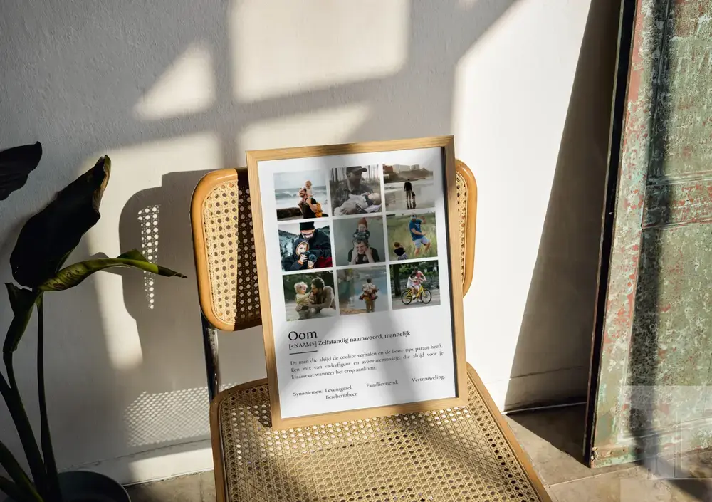Persoonlijke poster voor een oom met definitie en negen foto's, in een houten lijst op een stoel met webbing