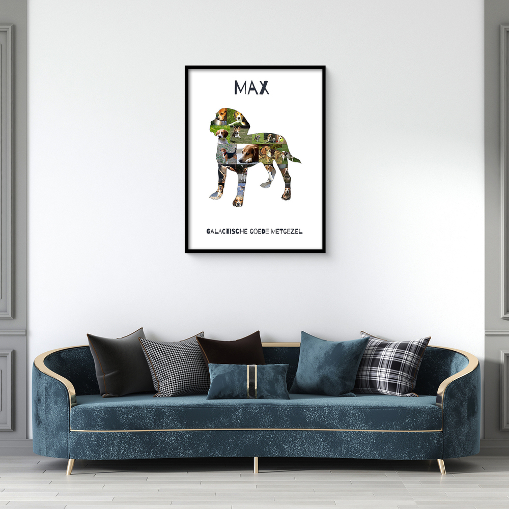 Beagle-fotocollage met naam en tekst op wit, in een zwarte lijst boven de blauwe bank in de woonkamer