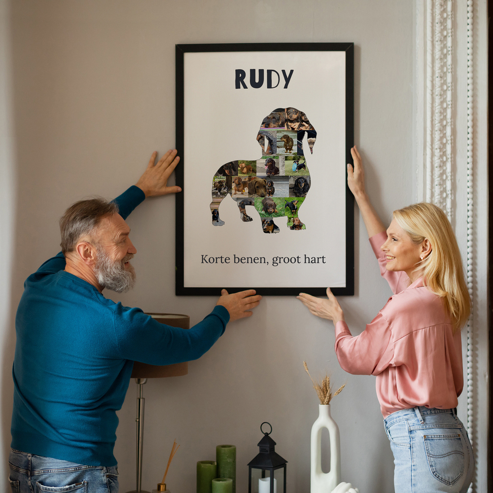 Fotocollage in de vorm van een teckel met naam en tekst, in een zwarte lijst aan de muur, cadeau voor een hondenliefhebber