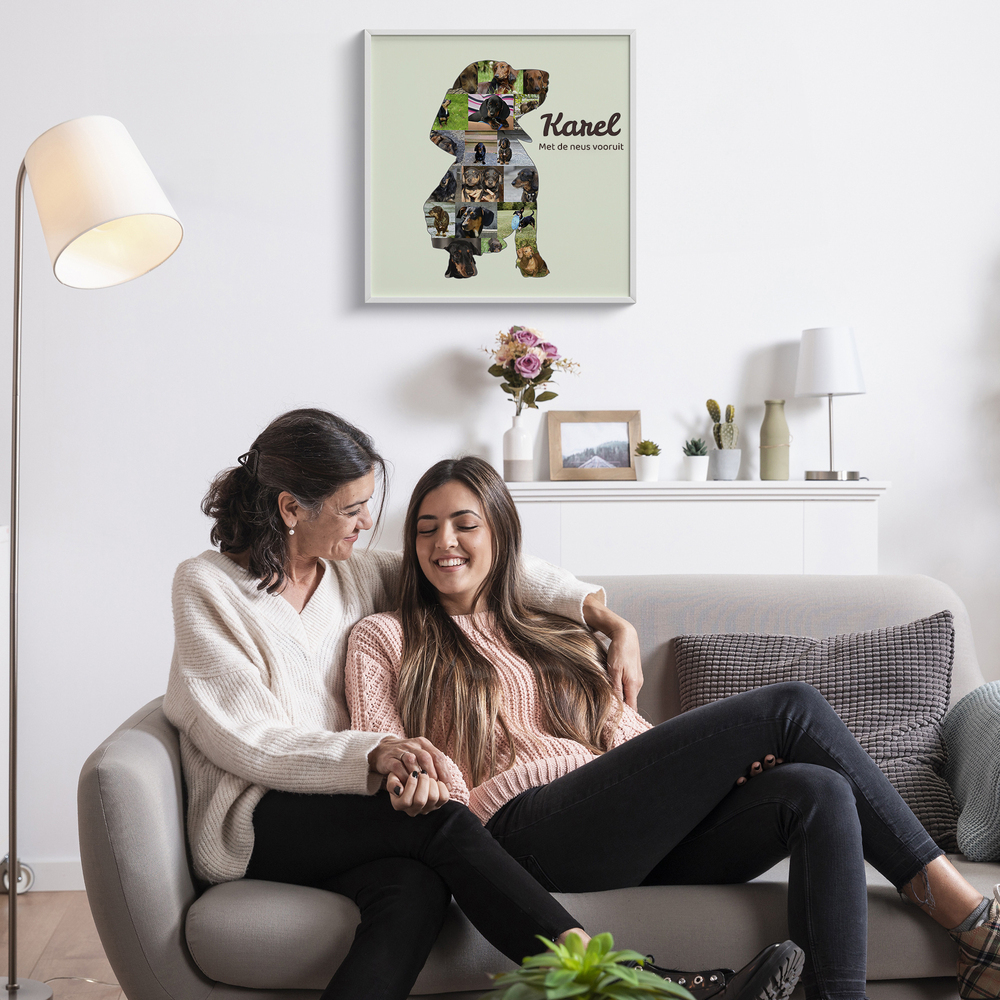 Fotocollage van een zittende teckel met naam en tekst, in witte lijst boven de bank als cadeau voor een hondenliefhebber