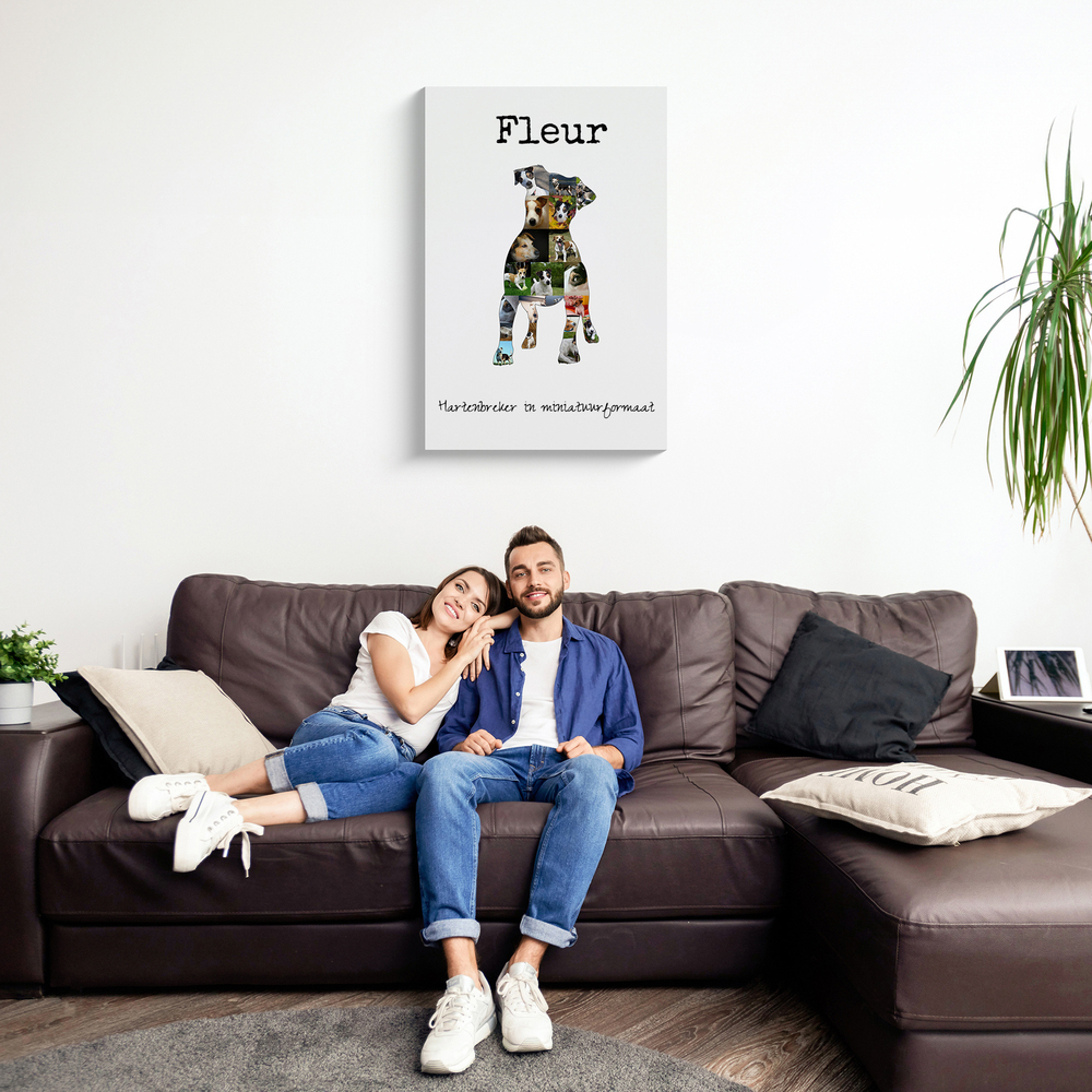 Jack Russell-fotocollage op canvas met naam en tekst op wit, boven een bruine hoekbank in de woonkamer