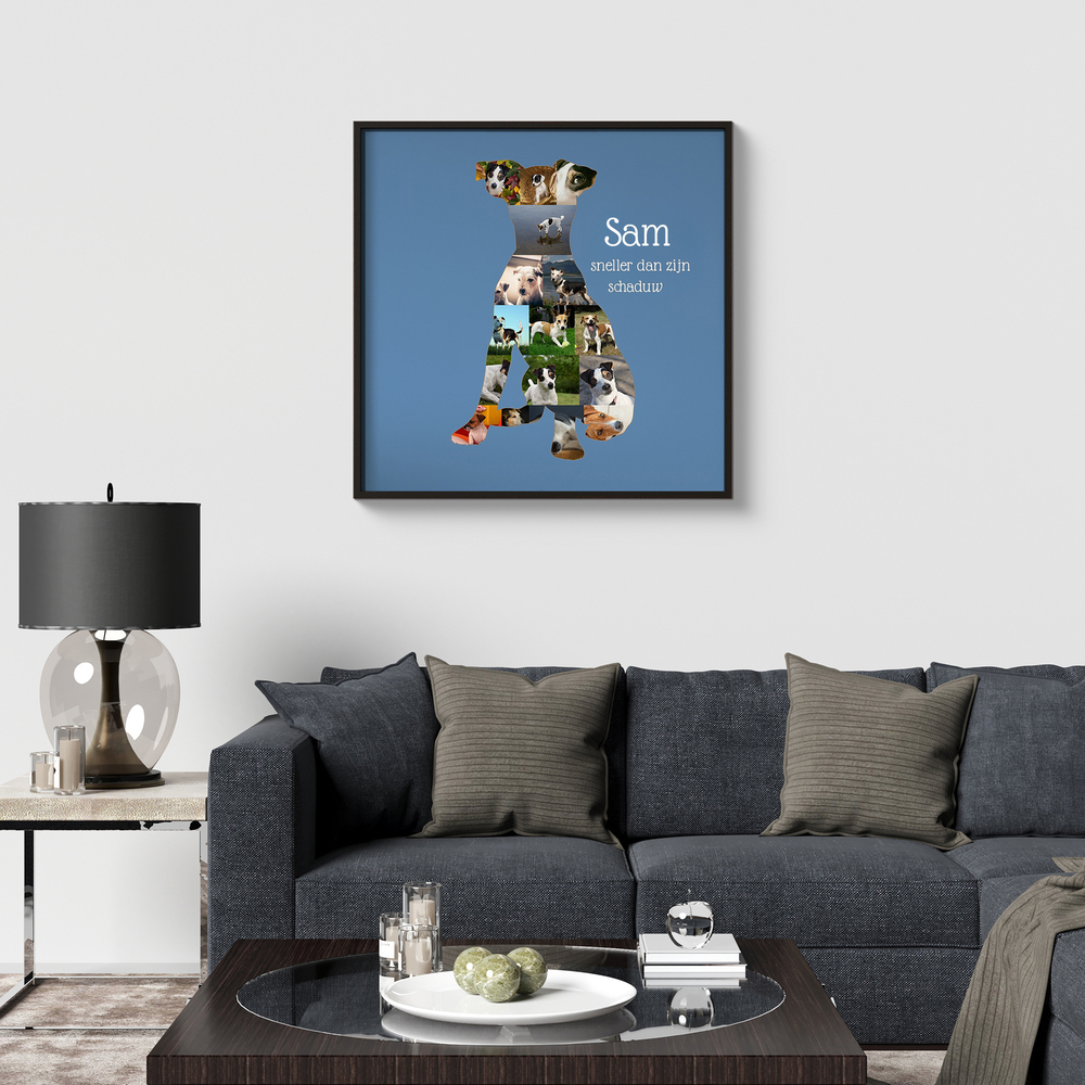 Fotocollage in de vorm van een jackrussell op blauw, in een zwarte lijst boven een donkere bank