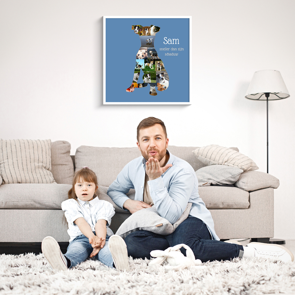 Jackrussell-fotocollage met naam op een blauwe achtergrond, in een witte lijst boven een beige bank