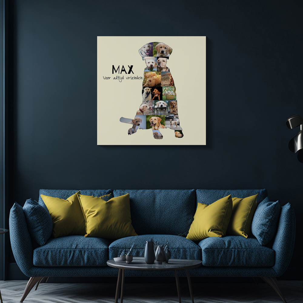 Fotocollage in de vorm van een zittende labrador met naam en tekst, aan een donkere muur boven de blauwe bank