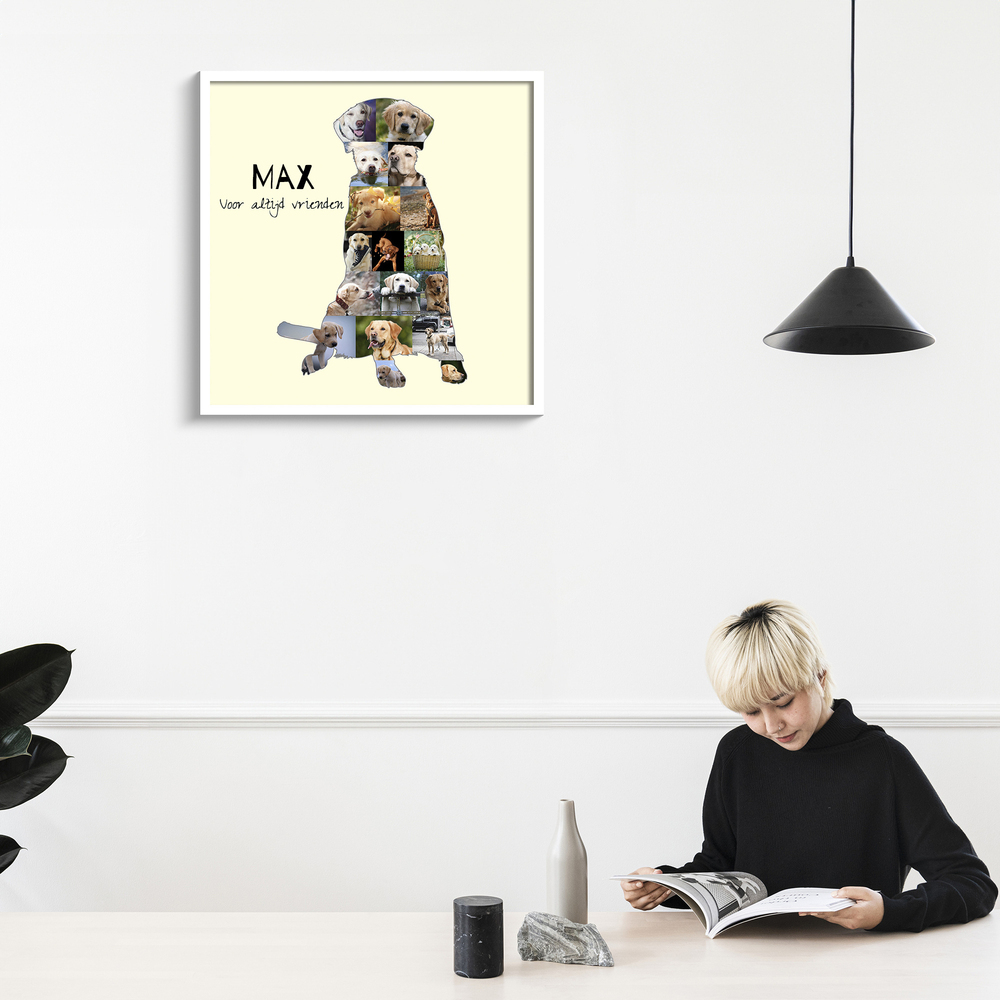 Fotocollage in de vorm van een zittende labrador met naam en tekst, in een witte lijst boven de tafel