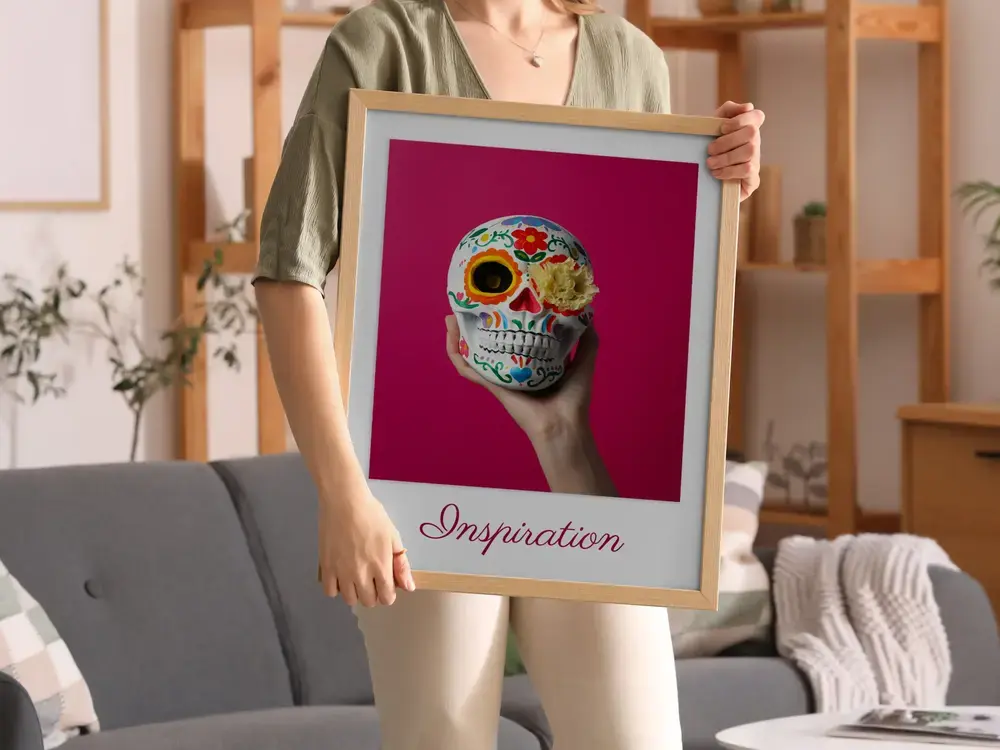 Personalisiertes Fotoposter mit buntem Totenkopf auf pinkem Grund und Schriftzug, im hellen Holzrahmen im Wohnzimmer
