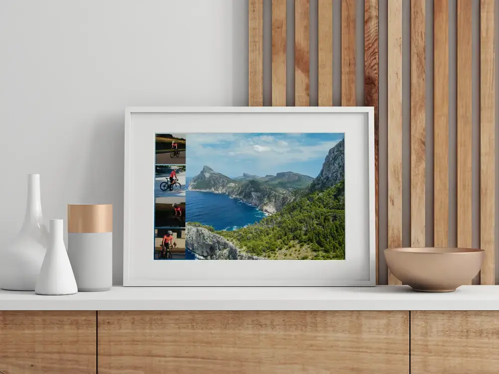 Rennrad-Collage mit Küstenpanorama im weißen Rahmen auf dem Sideboard, eine Geschenkidee zur Erinnerung an die Radtour