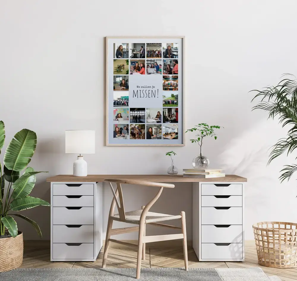 Fotocollage met teamfoto's en centrale afscheidstekst in een lichte houten lijst boven het bureau in de werkkamer
