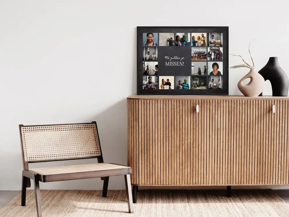 Fotocollage met teamfoto’s rond een afscheidstekst op krijtbordachtergrond, in zwarte lijst op een houten dressoir