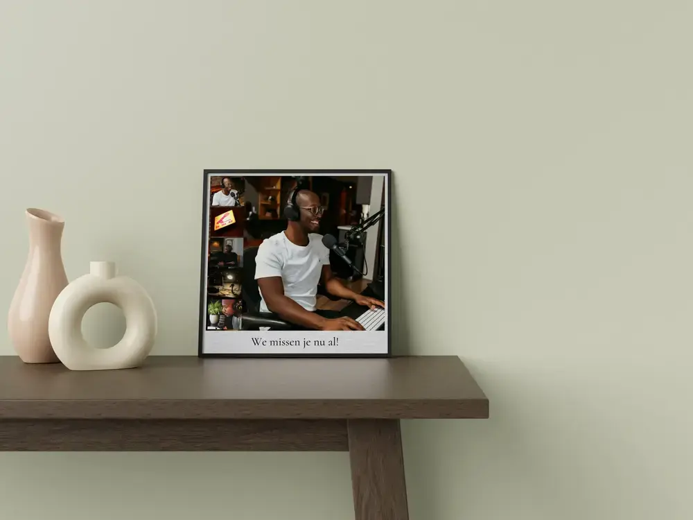 Afscheidscollage voor een collega met foto's en groet in een zwarte lijst, op een houten sidetable naast keramieken vazen