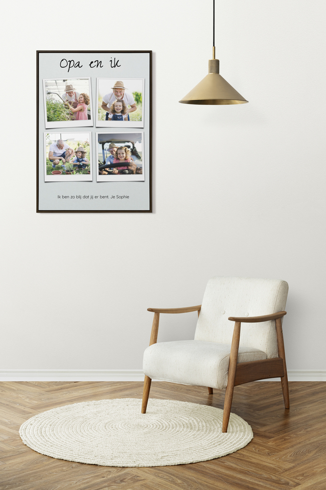 Fotocollage voor opa met 4 foto's met witte randen en een lieve tekst, in een zwarte lijst naast een fauteuil