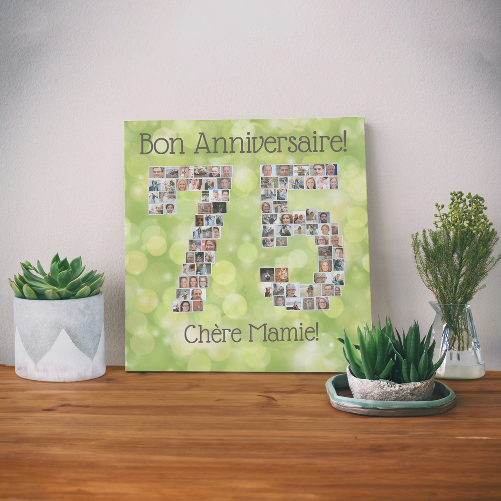 Collage photo en forme de 75 sur fond vert, posé sur une table en bois entre des plantes, idée cadeau pour mamie