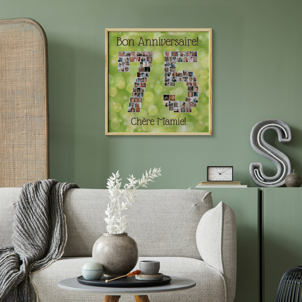 Pêle-mêle photo 75 avec un message pour mamie, dans un cadre en bois clair sur un mur vert au-dessus du canapé