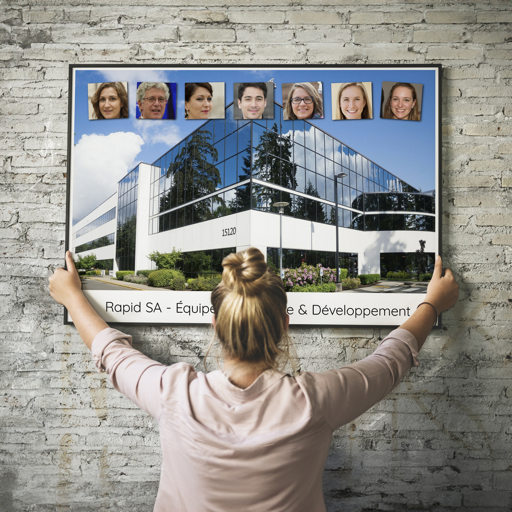 Collage photo d’équipe encadré sur un mur en briques, avec sept portraits au-dessus d’un immeuble de bureaux
