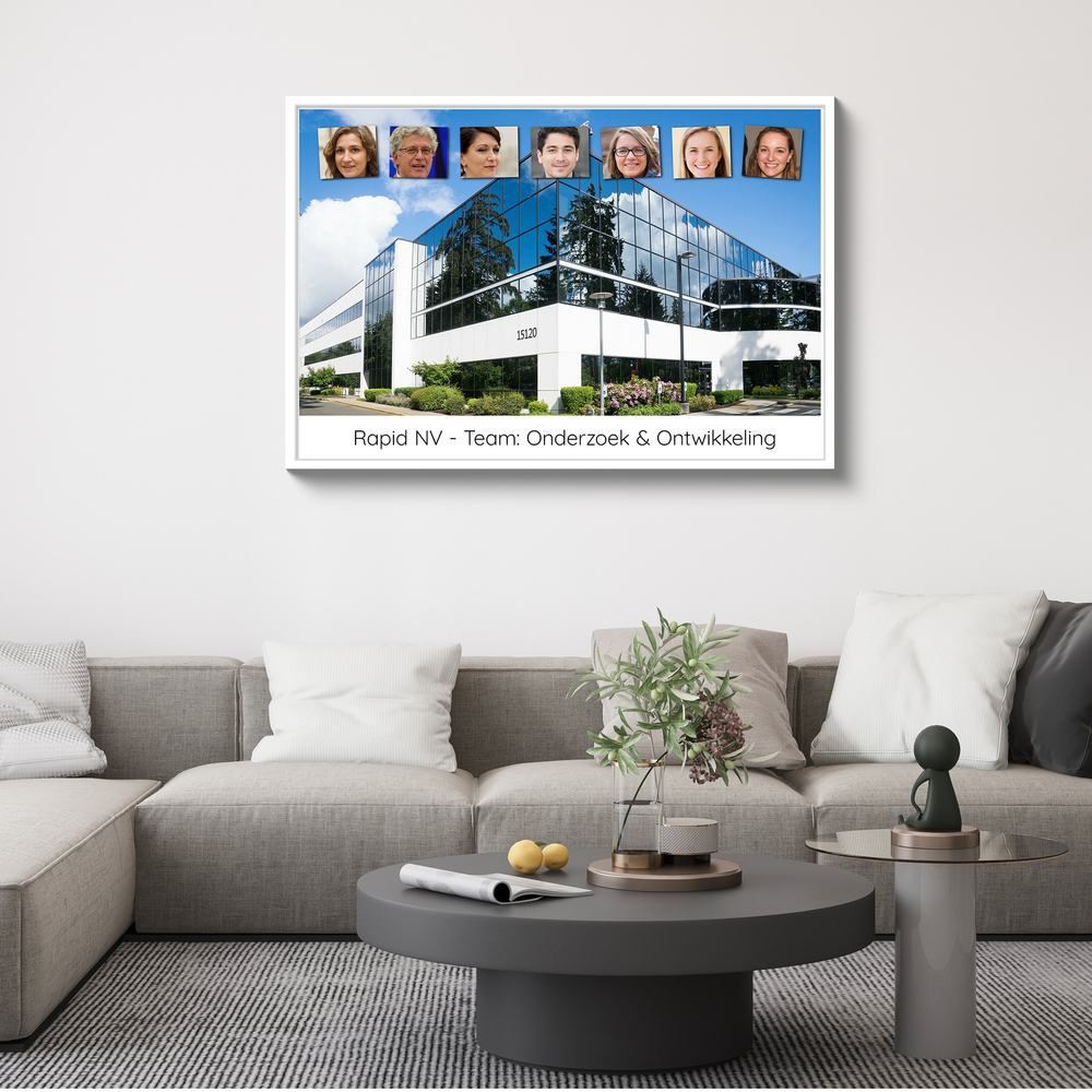 Teamfotocollage met medewerkers en een glazen kantoorgebouw, in een witte lijst boven de grijze bank