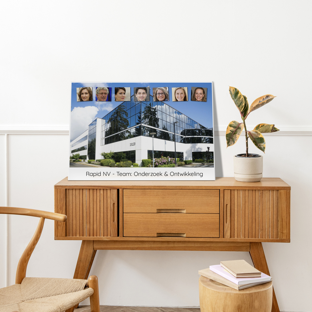 Fotocollage met teamportretten en bedrijfspand op een houten dressoir, een persoonlijk cadeau voor het team