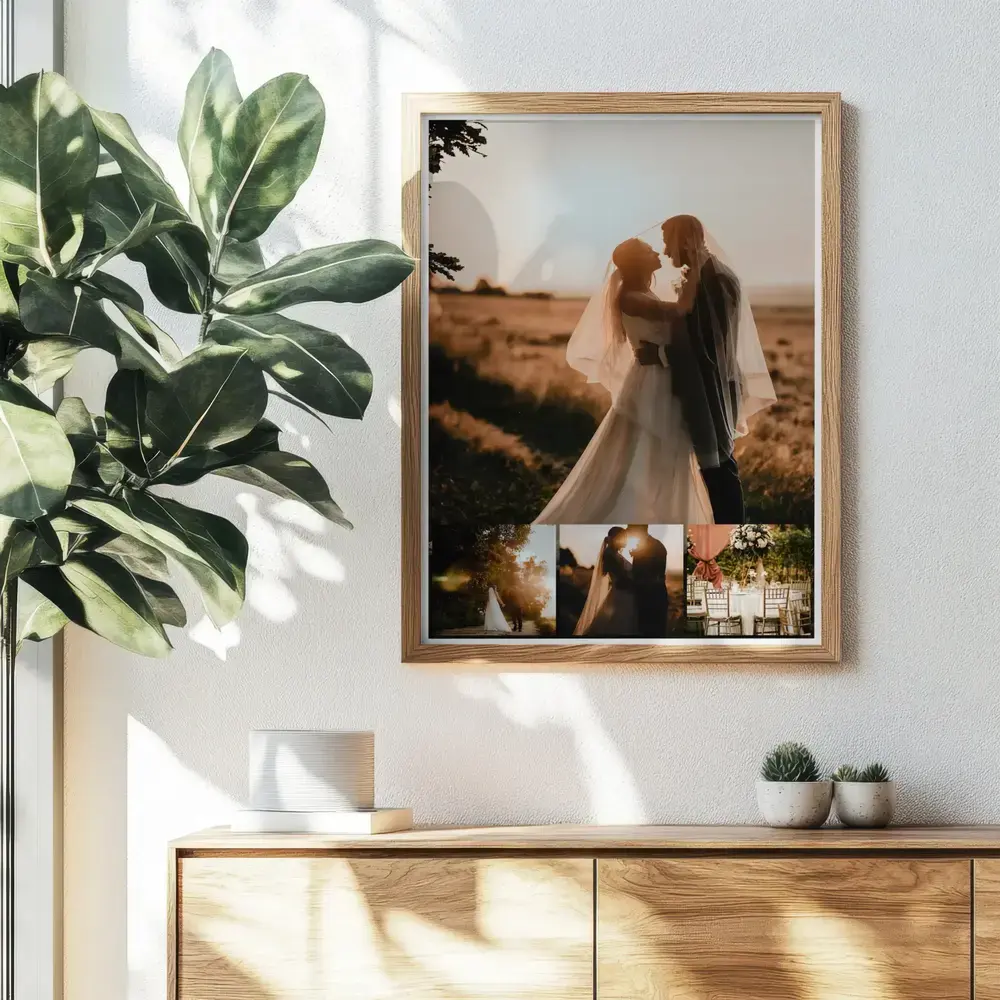 Persoonlijke trouwfotocollage in een naturel houten lijst boven een dressoir, een cadeau voor het bruidspaar
