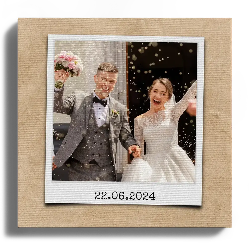 Trouwfoto op canvas in instantfotostijl, met trouwdatum en beige achtergrond