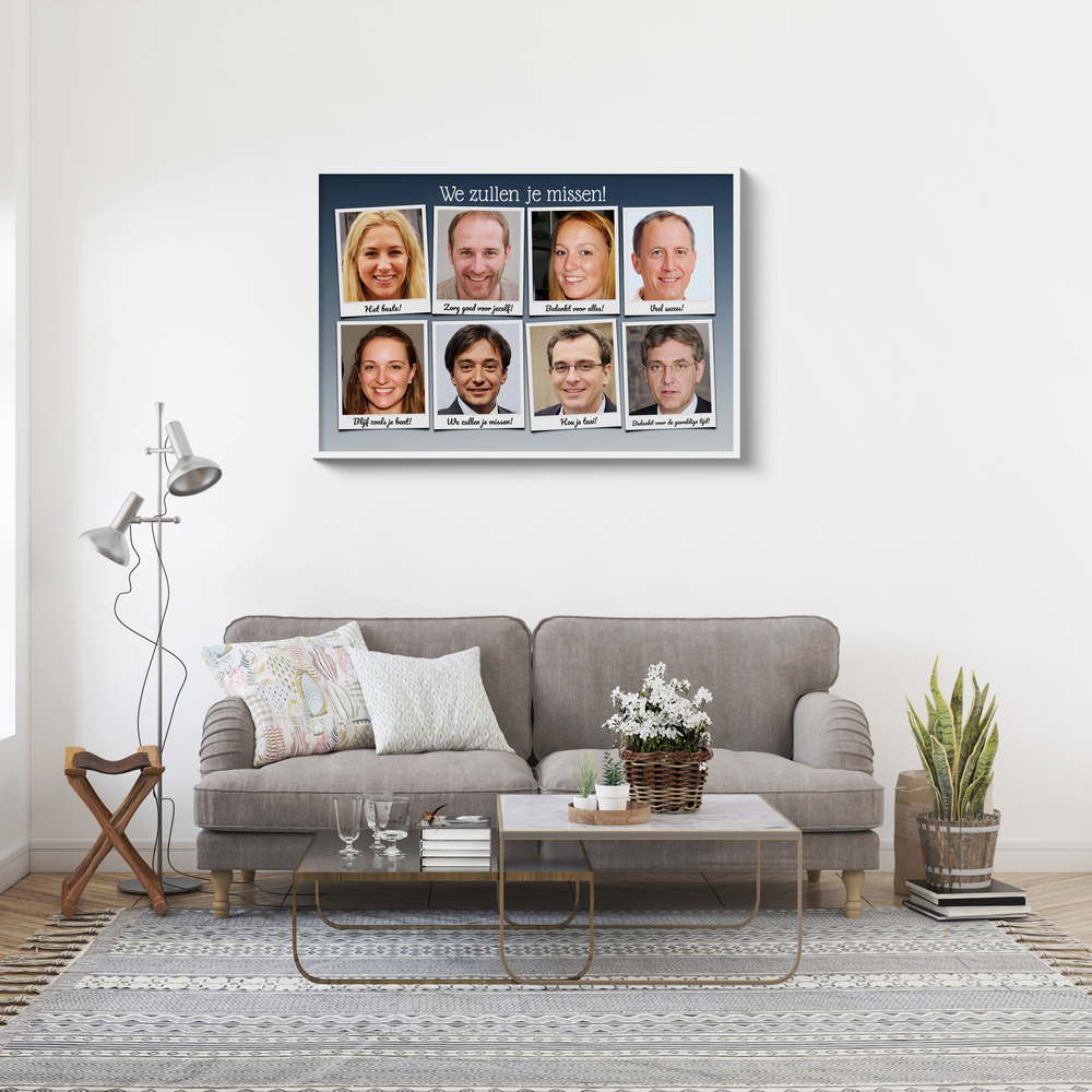 Fotocollage met polaroidfoto's in witte lijst boven de grijze bank, als afscheidscadeau voor een collega.