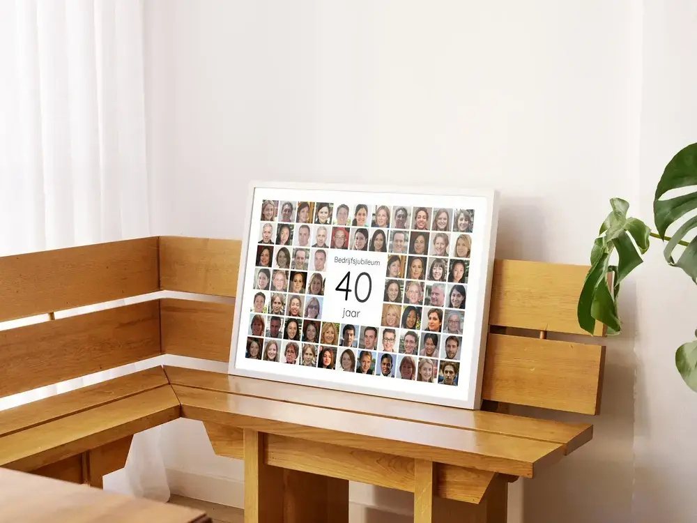 Fotocollage voor een 40-jarig bedrijfsjubileum met portretten, in een witte lijst op een houten hoekbank