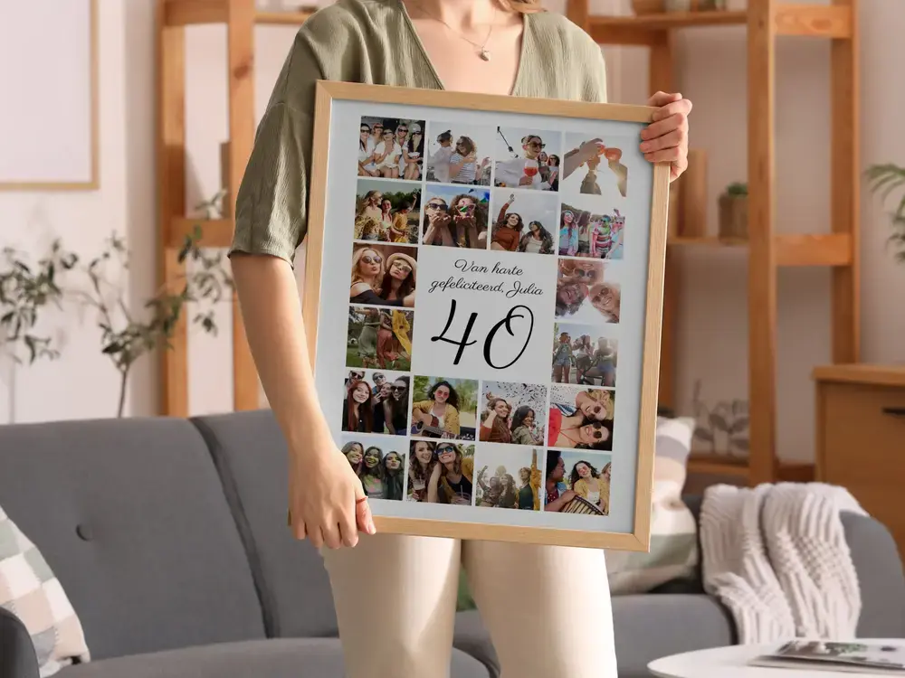 Staande fotocollage met een grote 40 in een houten lijst in de woonkamer, cadeau voor de 40e verjaardag van een vriendin