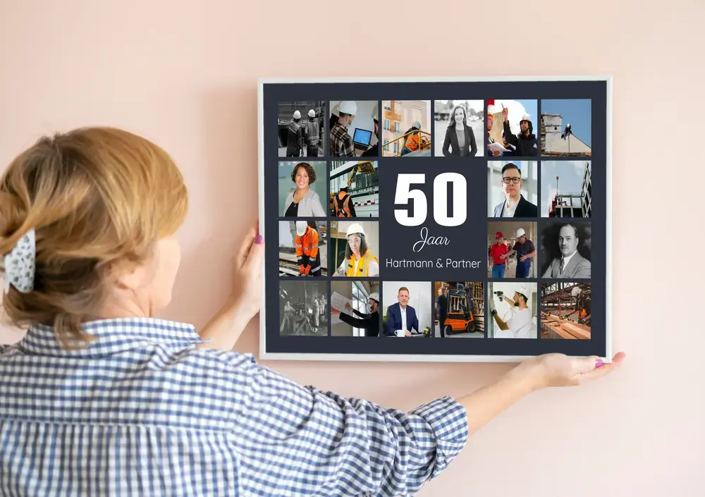 Fotocollage in witte lijst aan een lichte muur, met een grote 50 en bedrijfsfoto’s voor een 50-jarig bedrijfsjubileum