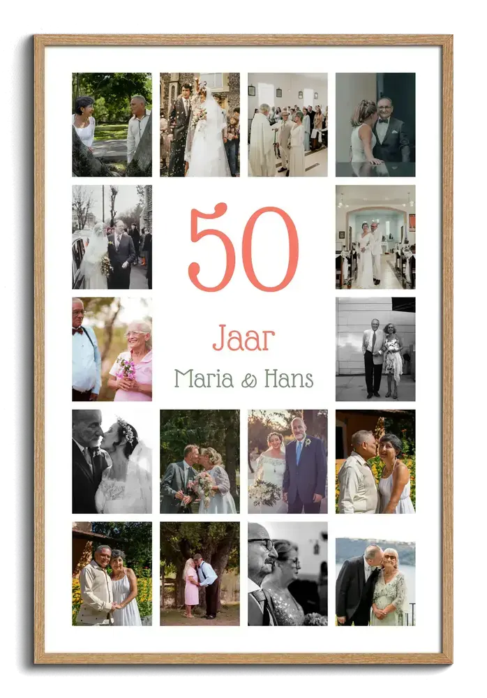 Fotocollage voor een 50-jarig huwelijk met koraalkleurige 50, namen en trouwfoto’s in een naturel houten lijst