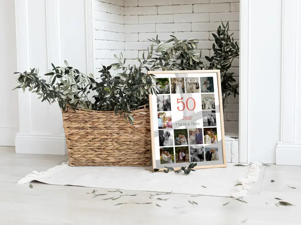 Fotocollage voor een gouden bruiloft met koraalrode 50, in een lichte lijst op de vloer naast een plantenmand