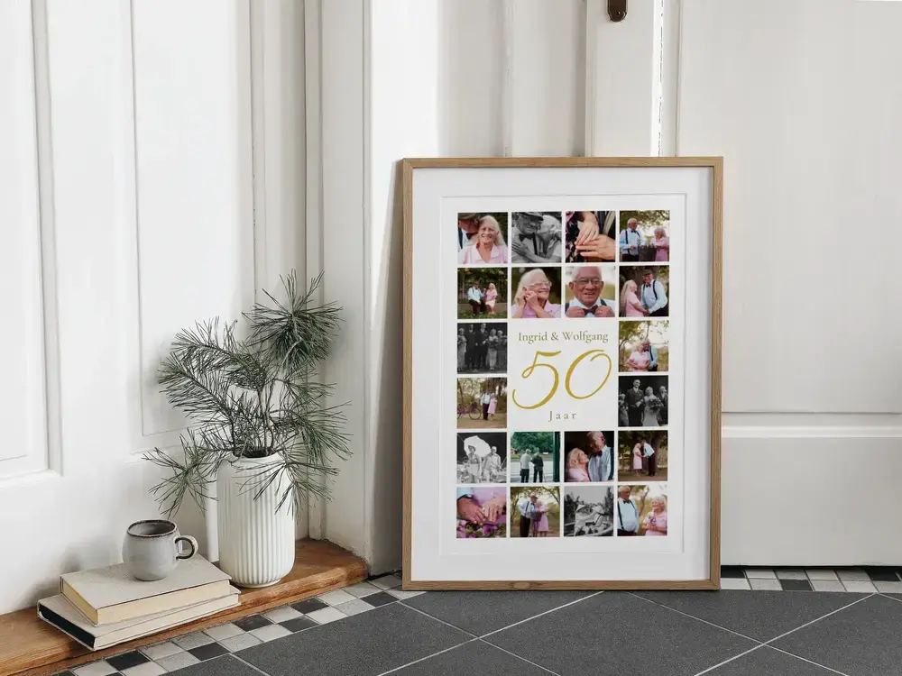 Fotocollage voor een 50-jarig huwelijk met gouden 50 in een houten lijst, op de tegelvloer naast een vaas.