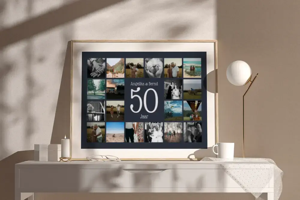 Fotocollage voor een 50-jarig huwelijk met een grote 50 op donkergrijs, in een lichte houten lijst op een dressoir