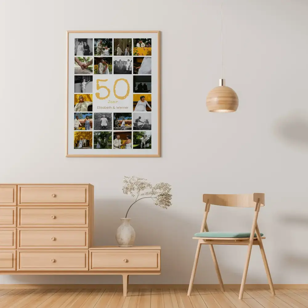 Fotocollage voor een 50-jarig huwelijk met gouden 50 in een lichte houten lijst boven een ladekast