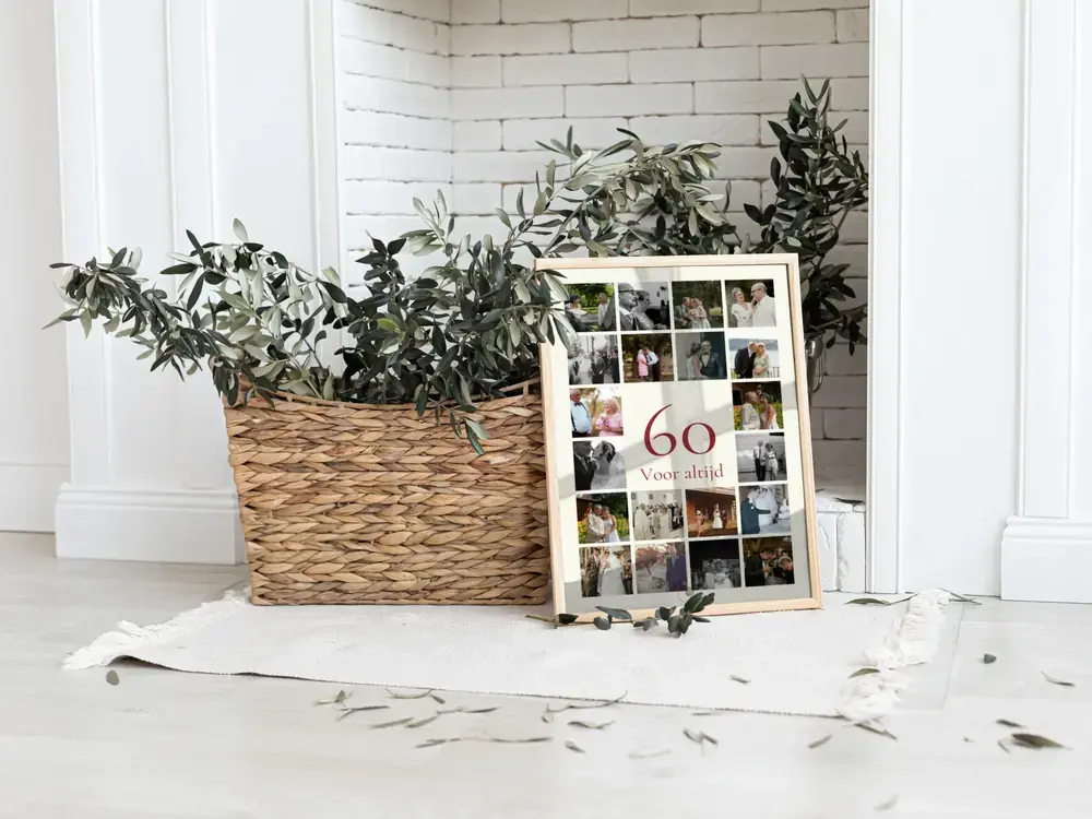 Fotocollage met rode 60 voor een diamanten huwelijk, in een lichte lijst op de vloer naast een plantenmand