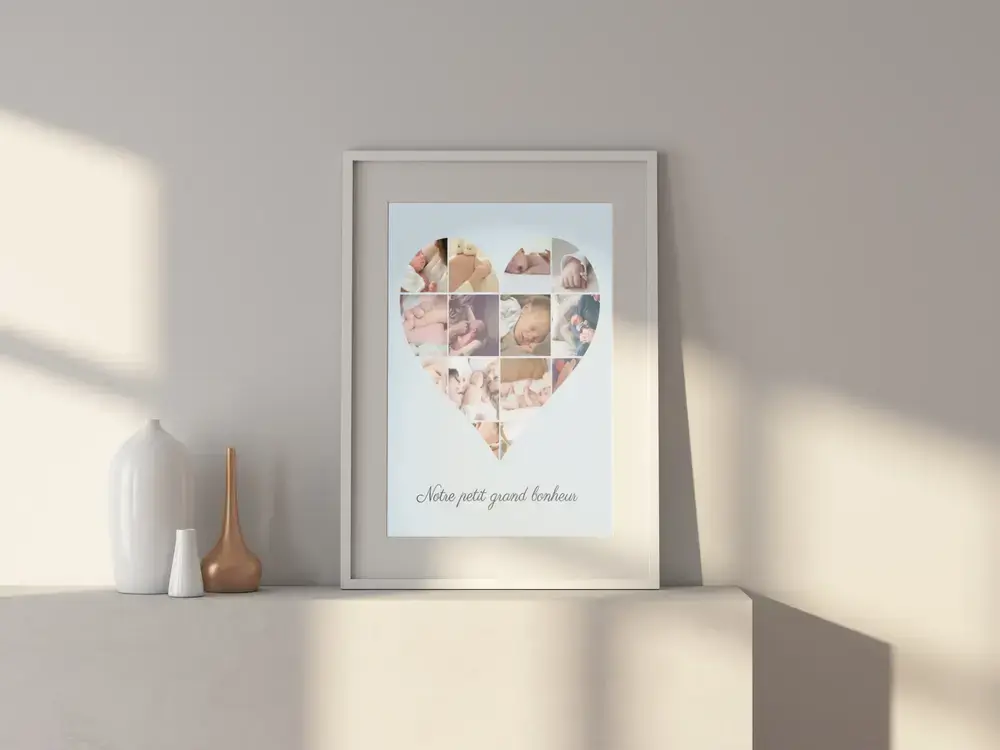 Collage de photos de bébé en cœur avec une inscription, dans un cadre clair posé sur un buffet à côté de vases